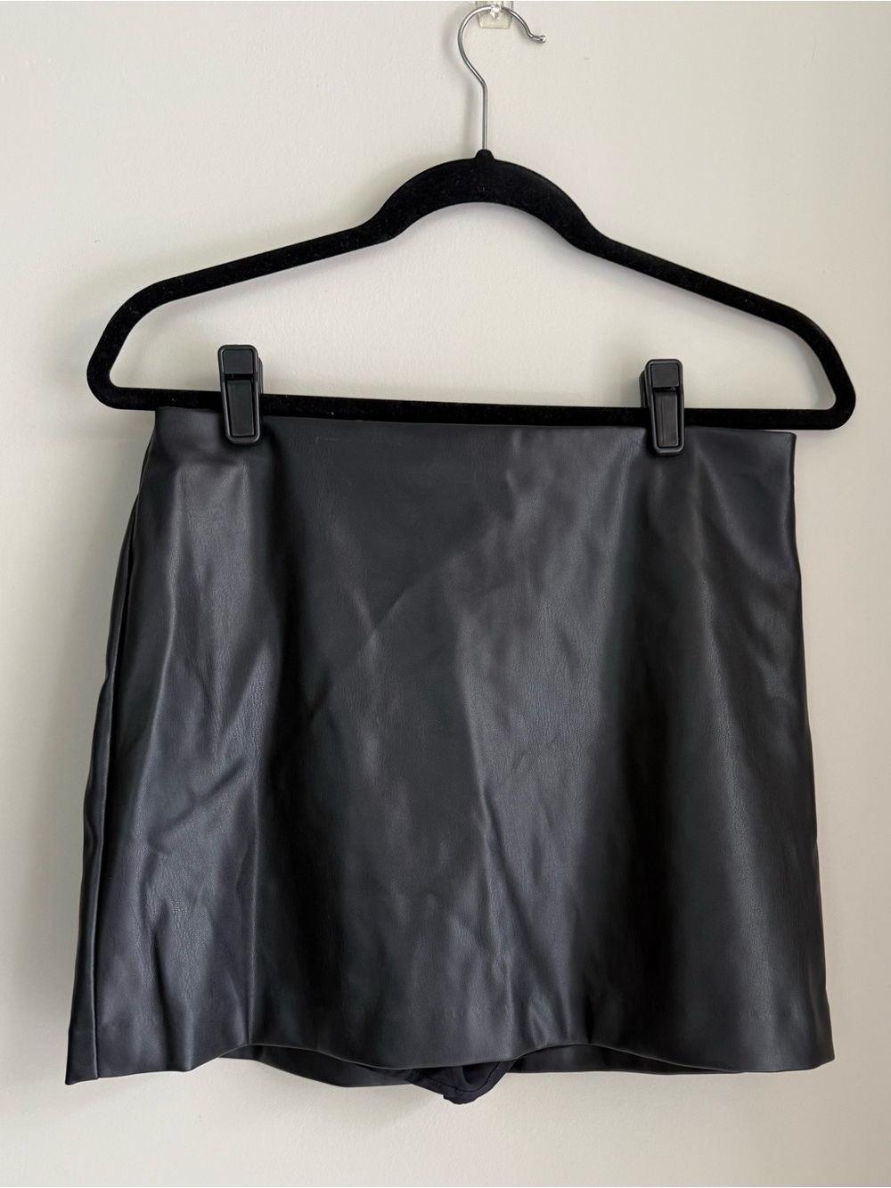 Abercrombie & Fitch ultra-high rise faux-leather black mini skort- size medium - Picture 4 of 6